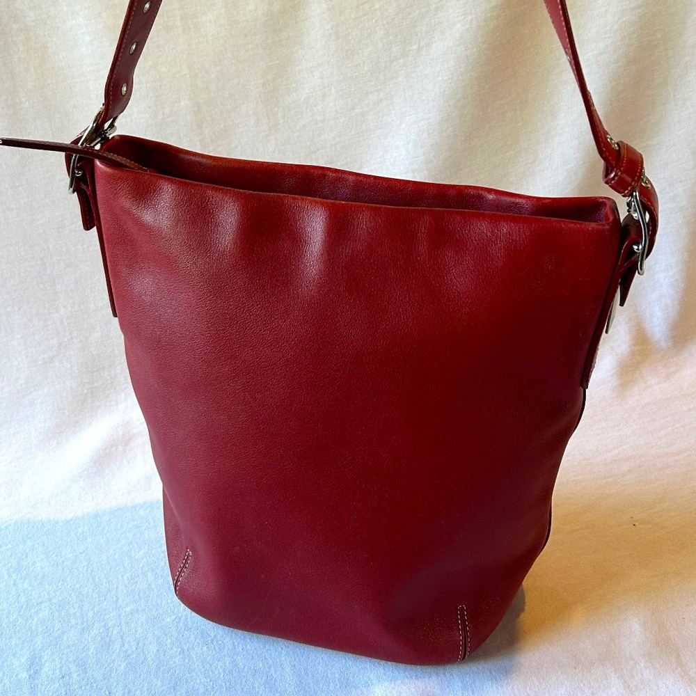 ✨ COACH Vintage Convertible Red Bucket Bag – Classic & Chic! ❤️👜